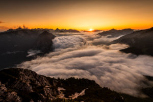 Sonnenuntergang und das aufziehen von dichtem Hochnebel über dem Achensee im Karwendel, gesehen vom Ebener Joch im Rofangebirge Sonnenuntergang und das aufziehen von dichtem Hochnebel über dem Achensee im Karwendel, gesehen vom Ebener Joch im Rofangebirge